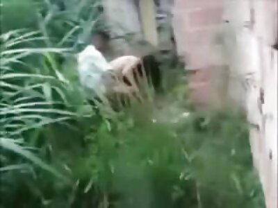 امرأة سمراء عقدت هنتاي مترجم عربي شريكها القضيب في فمها وأعطاه لها المهبل