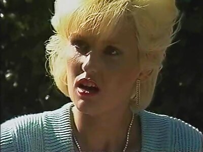 وجدت كابري كافالي نفسها صديقها موقع سكس مترجم عربي جديد في كرسي هزاز