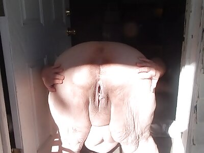 أثناء انتظار جميع مواقع سكس مترجم مشاهدة فيلم جنسي ، تداعب الفتاة ثدييها بيديها