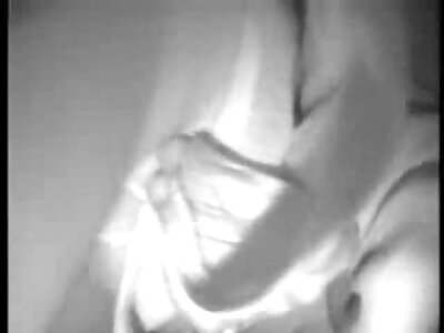 ذوي البشرة الداكنة موقع سكس مترجم اجنبي صديقها يضع كس على فتاة نحيلة في سترة سوداء في البيض في غرفة النوم